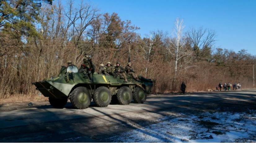 俄军装甲车逼进基辅东北大门继续包围行动