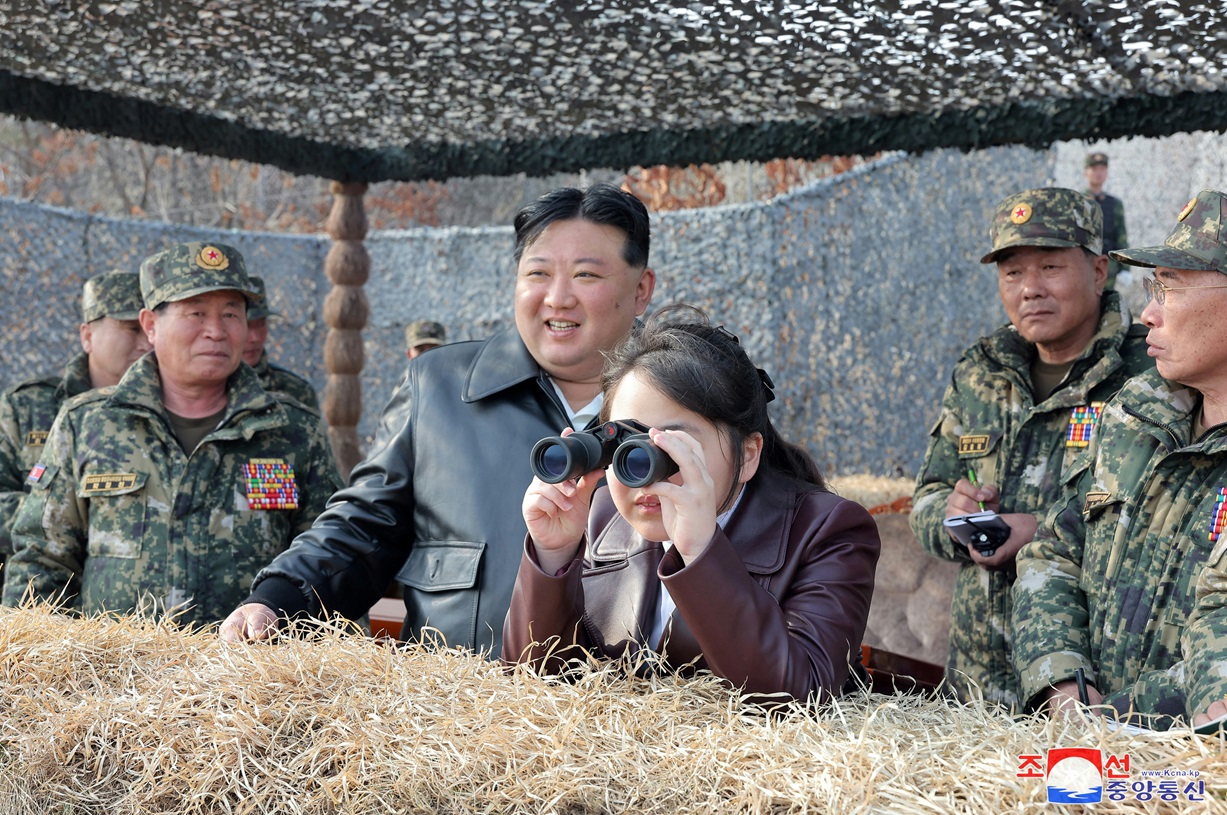 金正恩指导朝鲜空降兵部队训练