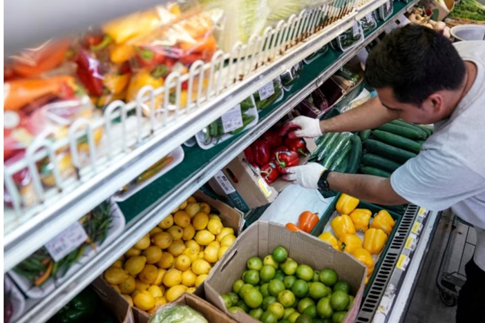 一名男子在美国华盛顿特区芒特普莱森特附近的 Best World 超市安排农产品 一名男子在美国华盛顿特区芒特普莱森特附近的 Best World 超市安排农产品