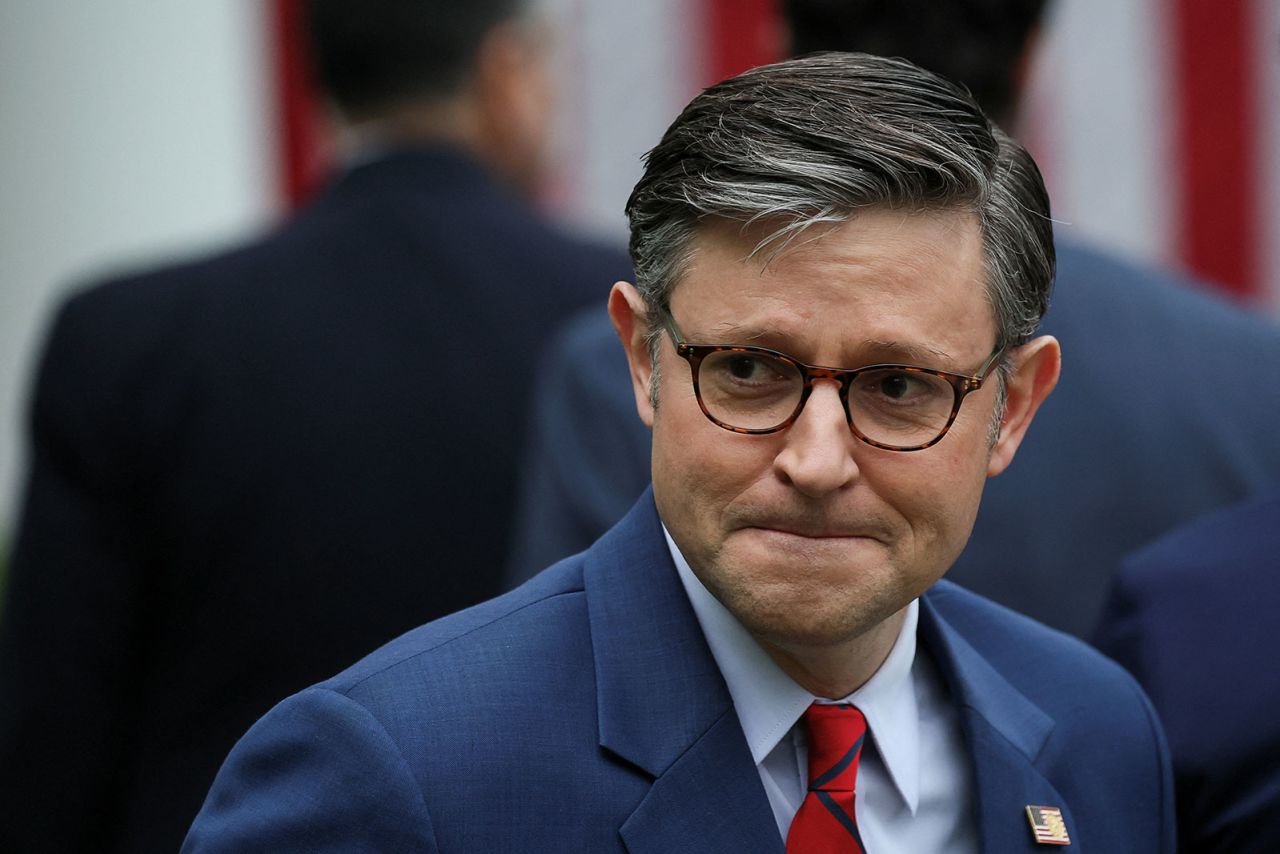 在总统唐纳德·特朗普就关税问题发表讲话后,众议院议长迈克·约翰逊在玫瑰园旁听 ... 在总统唐纳德·特朗普就关税问题发表讲话后,众议院议长迈克·约翰逊在玫瑰园旁听 ...