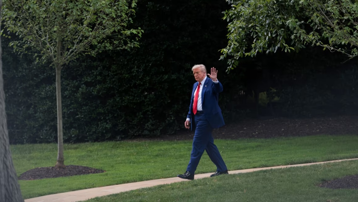 美国总统唐纳德·特朗普周五走出椭圆形办公室 美国总统唐纳德·特朗普周五走出椭圆形办公室